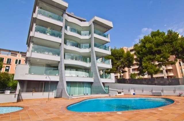 Large Renovated Apartment With Stunning..