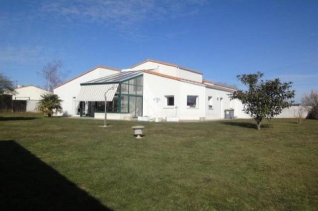5 bedroom Villa For Sale: 79000 NIORT