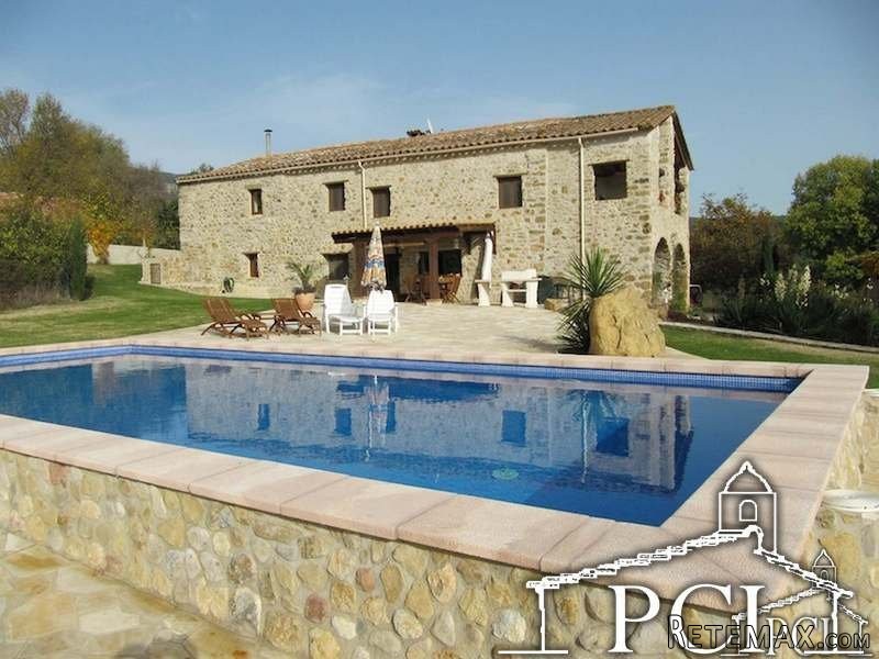 /107 Nice masia located in Besalu. - 2