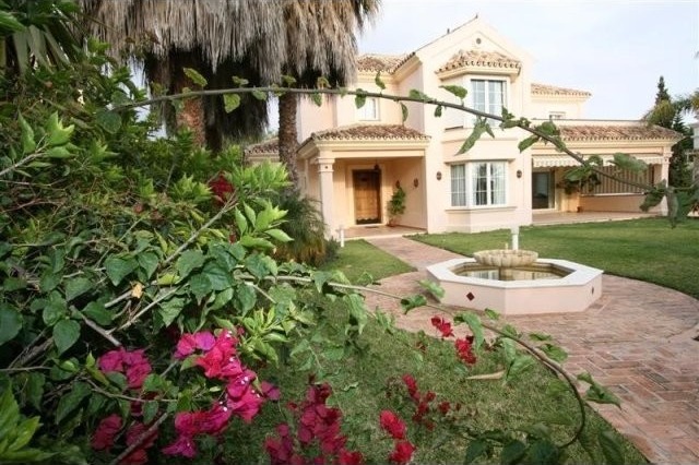 Villa - An impressive beachside villa..