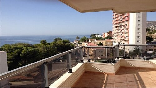 * STUNNING SEA VIEWS- 3 BED APART