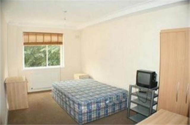 3 Bed Flat/Apartment To Let in London - 2