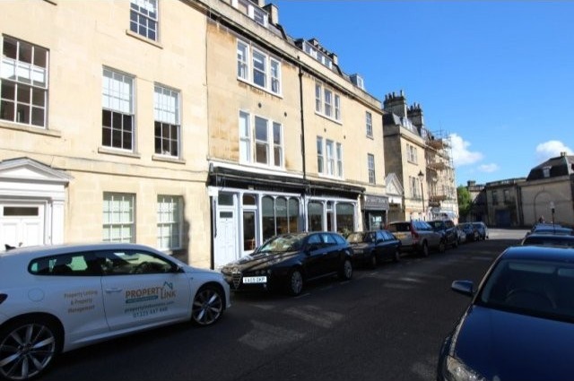 1 bed unfurnsihed flat st james street..