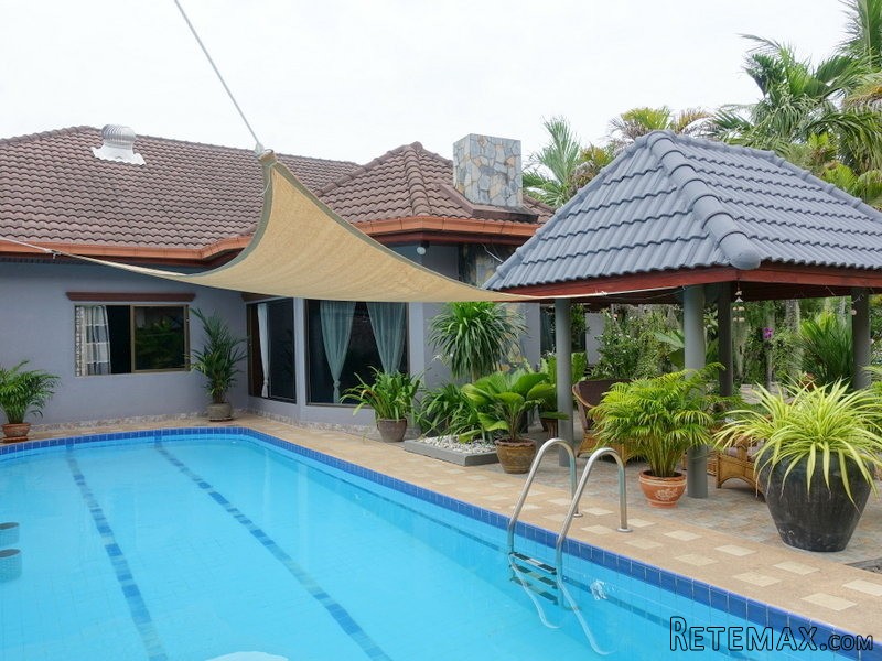 Spacious 4 bedroom, 4 bathroom pool..