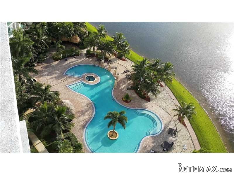 2 bedroom Flat For Sale: 2641 N..