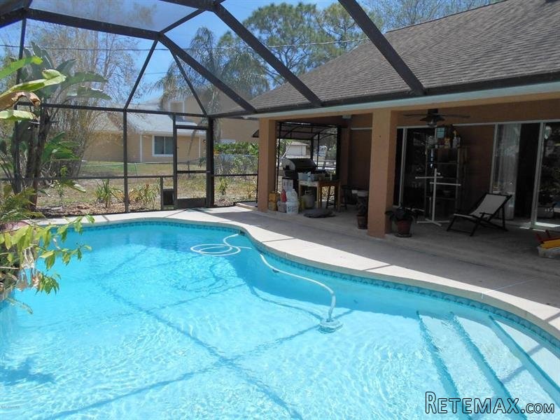 3 bedroom Detached House For Sale: 641.. - 2