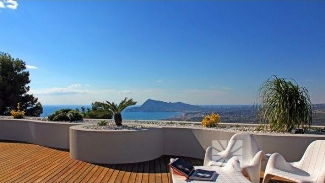 Luxury apartment with stunning sea views