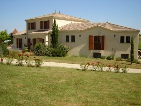 Substantial Modern House With Swimming..