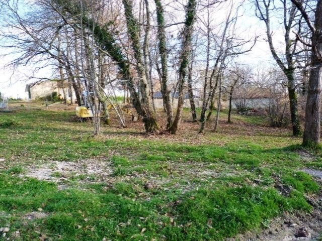Lakeside plot of land with building.. - 2