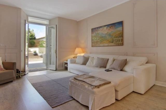 beautiful apartment with a small garden..