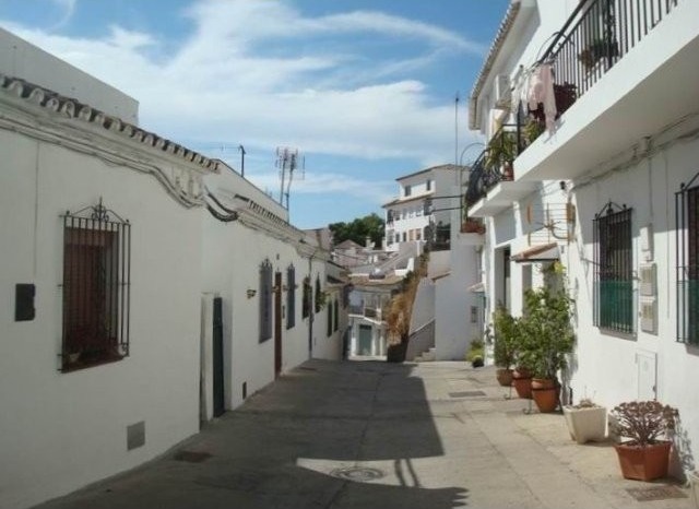 Apartment - Spacious ground floor..