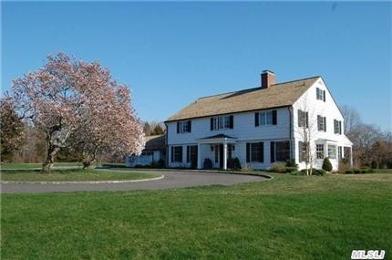 41 Middle Hollow Rd Lloyd Harbor, NY..