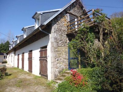 Former Farmhouse with Outbuildings