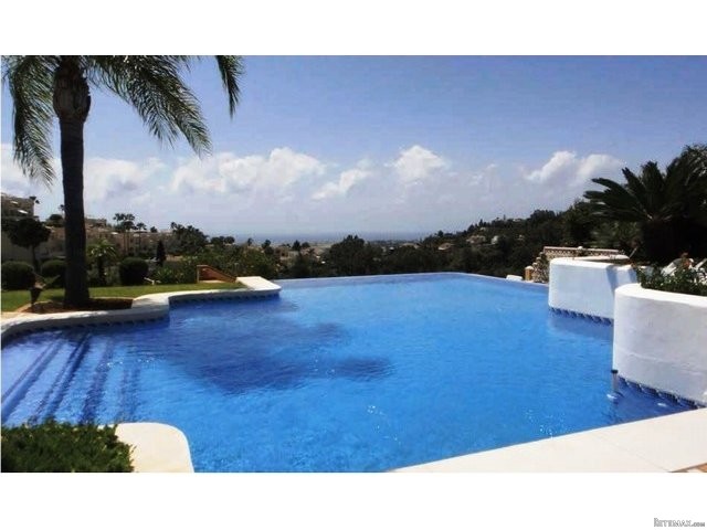 Villa for sale in La Quinta Golf..