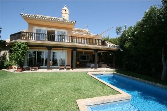 Villa - This charming frontline beach..
