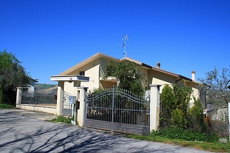 Stunning villa with a large plot of..
