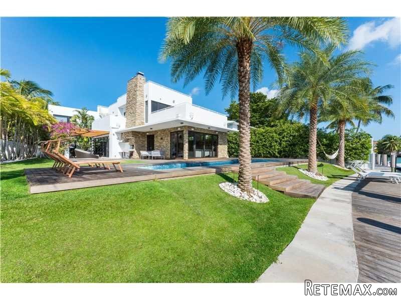 7 bedroom House For Sale: 3427 N..