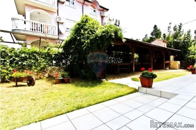 Medulin prekrasna samostojeća KUĆA sa 10 apartmana - 4