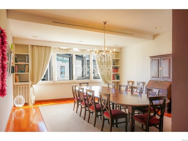 Superb 5 Bedroom Apartment Near to El..