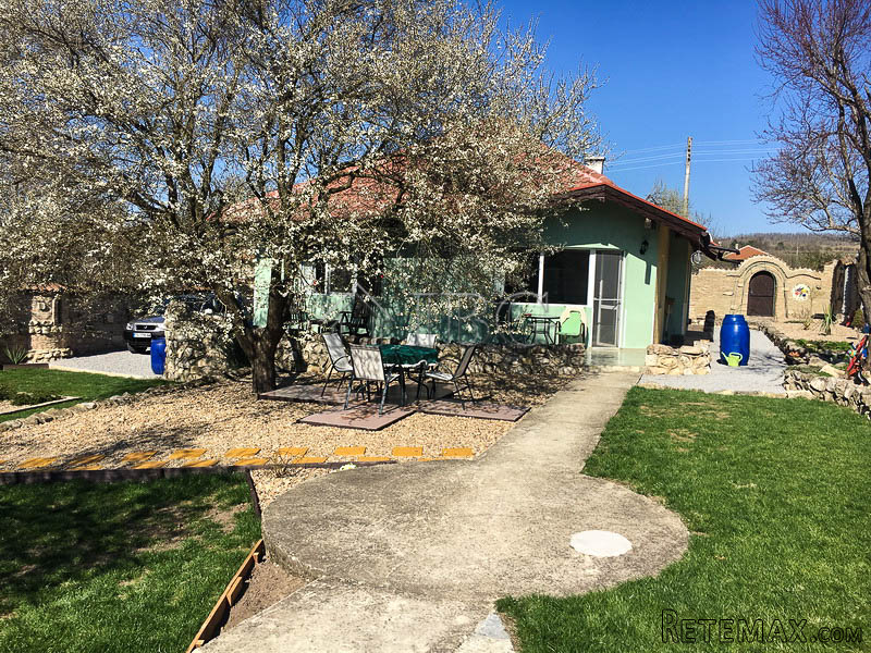 House with 3 bedrooms and 2 bathrooms..