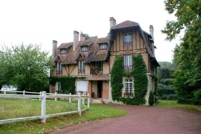 6 bedroom Character For Sale: 02600..