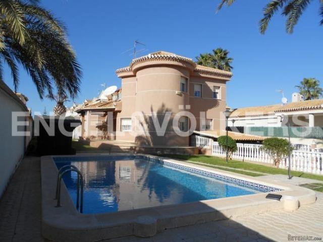 BEAUTIFUL VILLA WITH POOL.NEAR ZENIA..