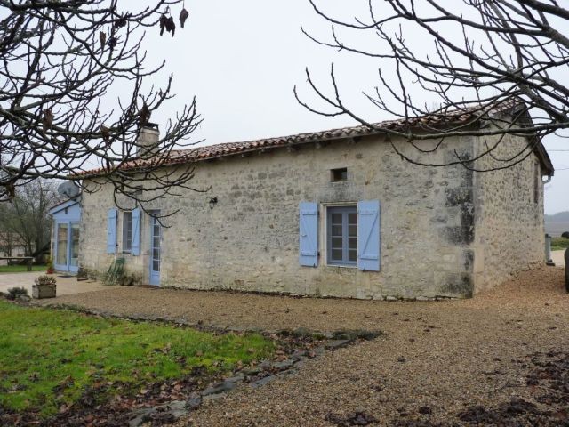 2 bedroom renovated farmhouse near..