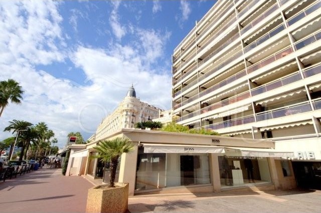 Sea view apartment on the Croisette..