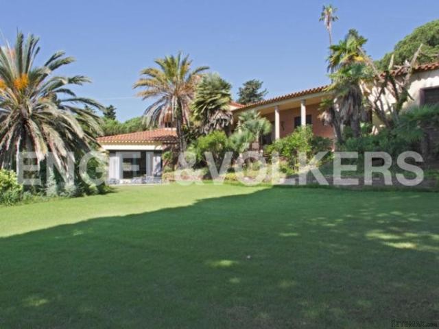 Large villa with plot divisible