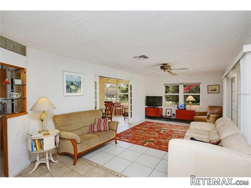 3 bedroom House For Sale: 425 Edwards.. - 2