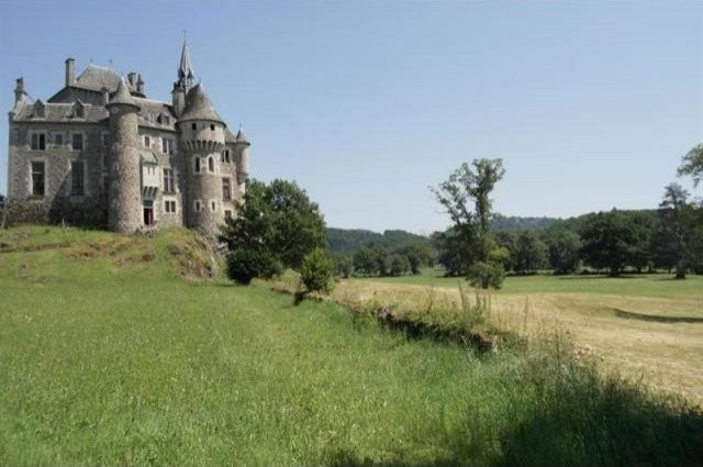 16 bedroom Castle For Sale: 15240 VEBRET