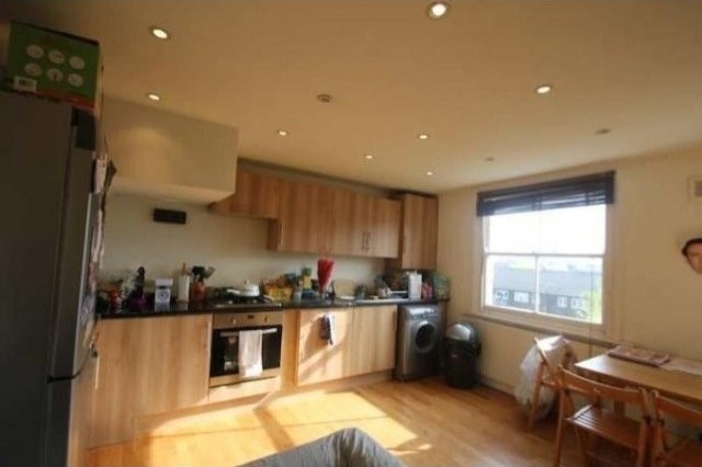 3 Bed Flat/Apartment To Let in London - 2