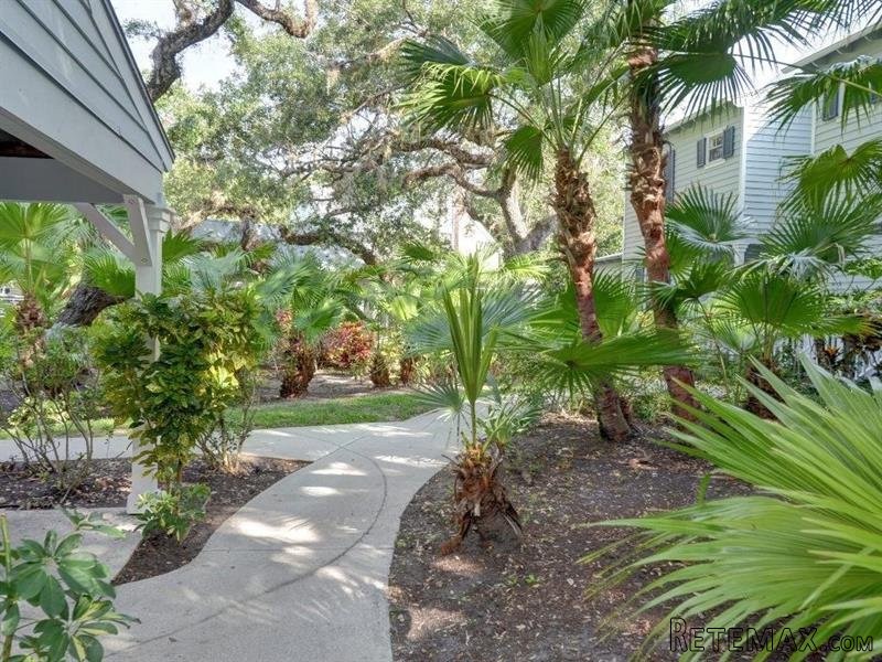 2 bedroom House For Sale: 1460 Fern.. - 2