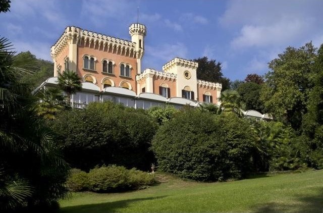 10 bedroom Villa For Sale: Lesa, IT