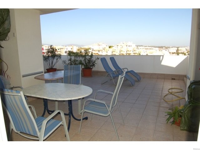 SPACIOUS TOP FLOOR 3 BEDROOM APARTMENT..
