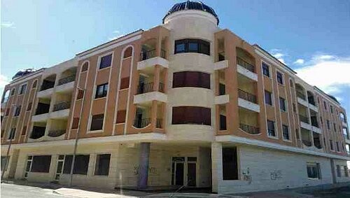 A 3 BED 2 BATH APARTMENT