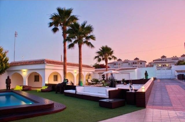 LUXURY VILLA & GUEST HOUSE