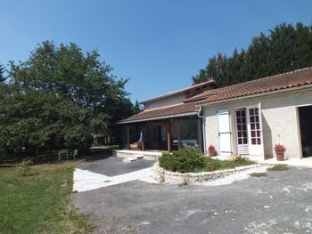 Contemporary Three Bedroom Property.. - 2