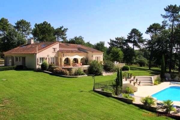 Sauveterre de Guyenne (33) - For sale..