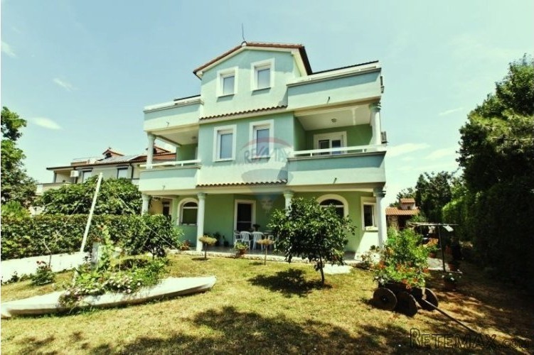 Medulin prekrasna samostojeća KUĆA sa 10 apartmana