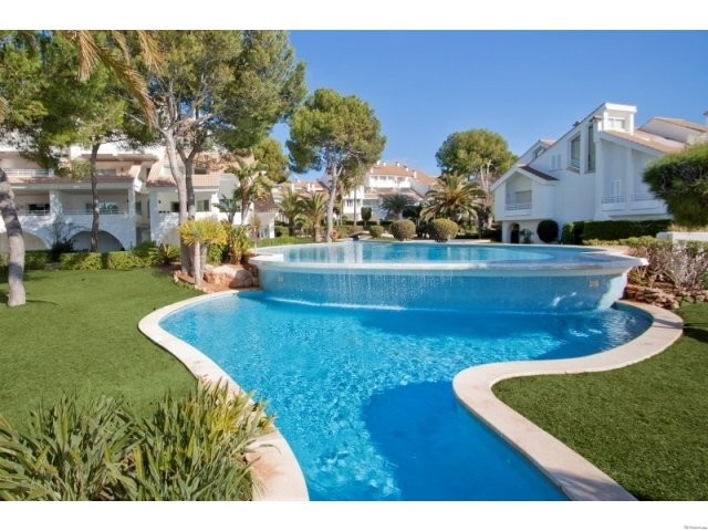 Beautiful garden apartment next to the..