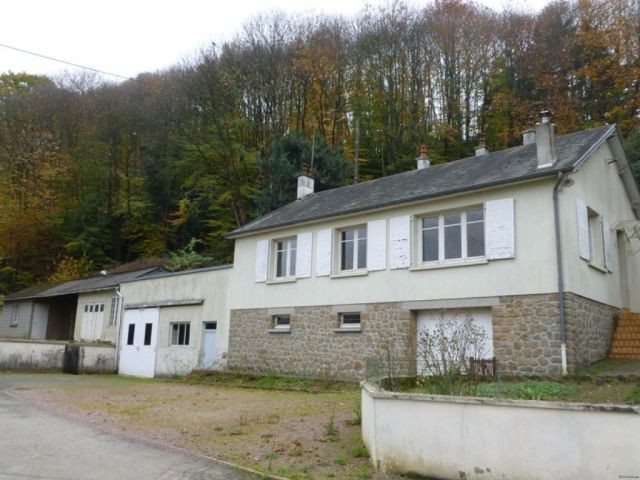 3 Bed House with Outbuildings
