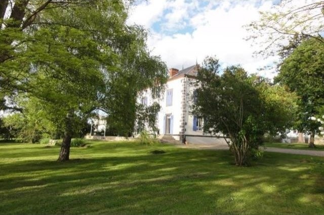 8 bedroom House For Sale: 03800 ALLIER