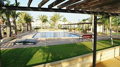 * A 3 BED 2 BATH DUPLEX