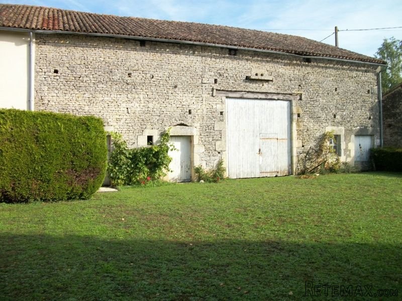 Detached 6 Bed House + Above Ground Pool - 2