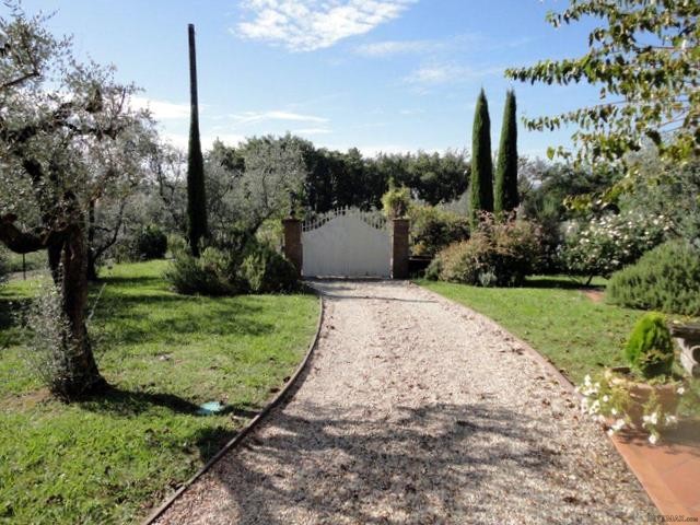 Country/farmhouse - For Sale - East of..