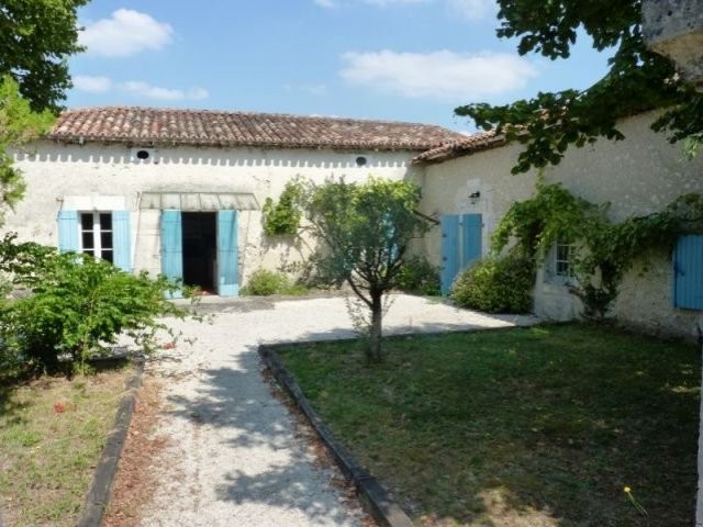 Beautiful setting, 3 bed stone house