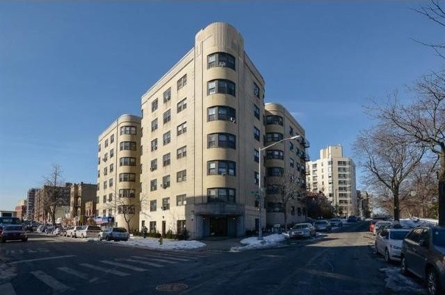 2 bedroom Co-op For Sale: Bronx, New..