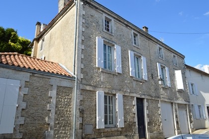 Gorgeous Ruffec townhouse with 5..