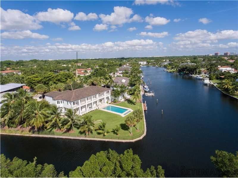 6 bedroom House For Sale: 9385 Balada St
